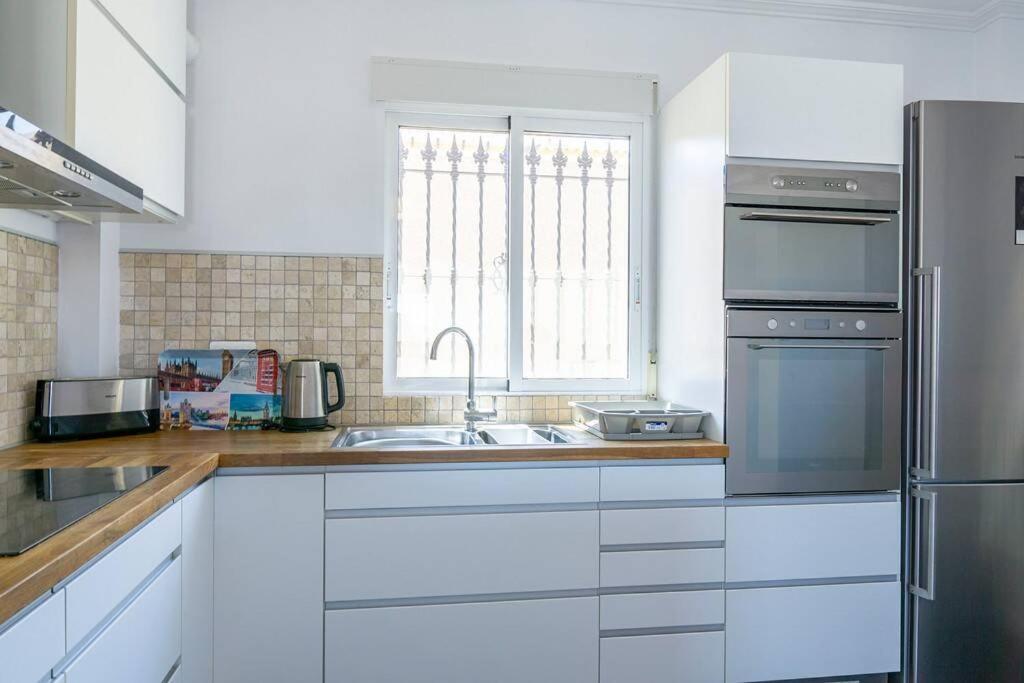 Casa Lilly-Rose, A Beautiful 3 Bedroom Detached Villa A Short Walk To The Villamartin Plaza & Golf Course Kültér fotó